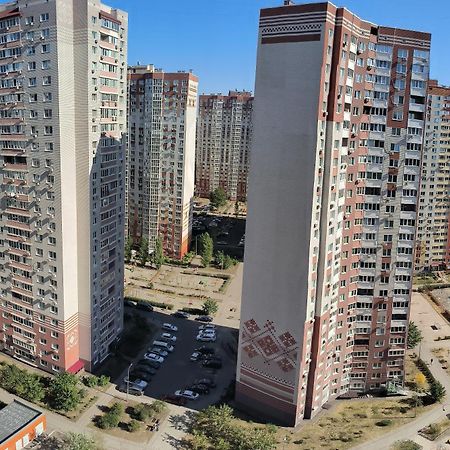 Apartment Near Metro Pozniaky キエフ エクステリア 写真